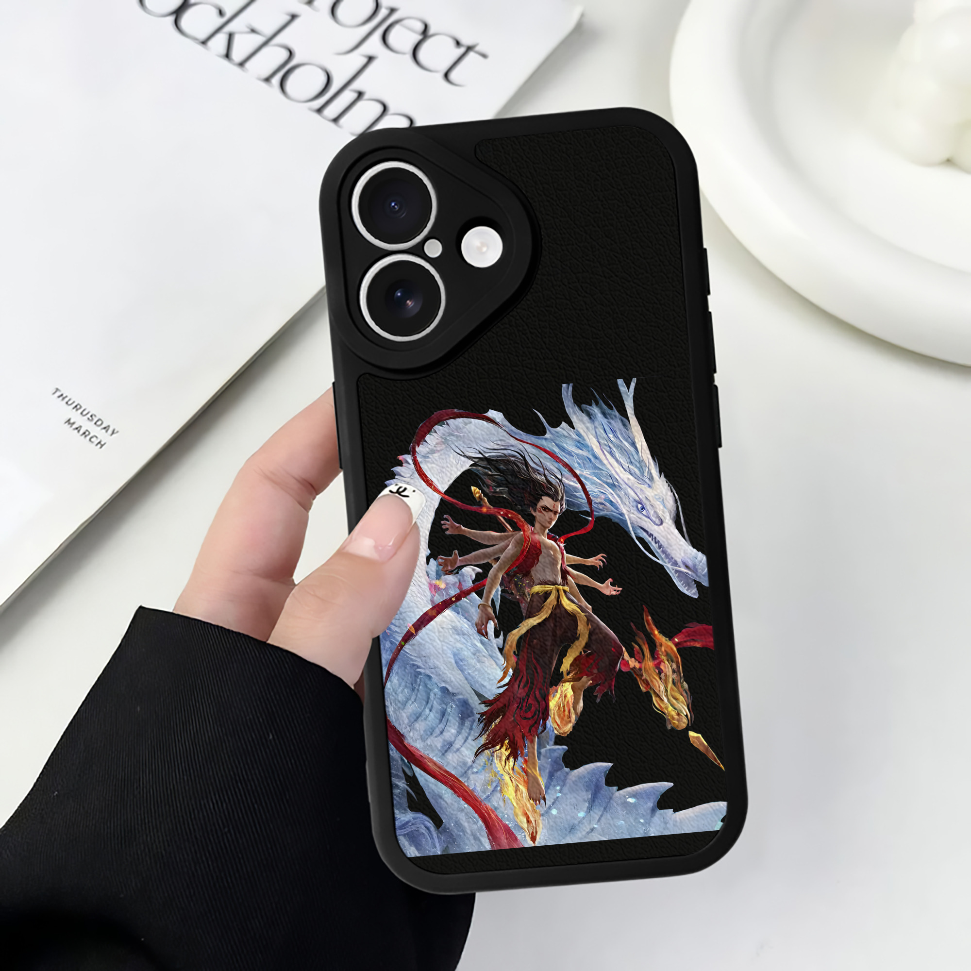（画像用） Ne Zha 2 ナタ 魔童の大暴れ 【iPhone 16シリーズ対応】シリコンスマホケース（レザー調） 材質：シリコン